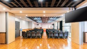 Nostalgia Hotel Near Tianjin Polar Ocean Word- Tianjin Fonte Joy World, 10 minutes drive away from Tianjin Tanggu High-Speed Railway Station, Free ice-cream, mineral water, snacks and laundry service, English communication well商务区和/或会议室