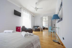 A television and/or entertainment centre at Sant'Orsola Colorful Huge Apartment