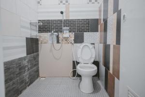 Ванная комната в RedDoorz @ Beringin Jambi