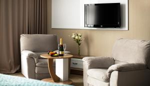 TV a/nebo společenská místnost v ubytování Flowers Hotel