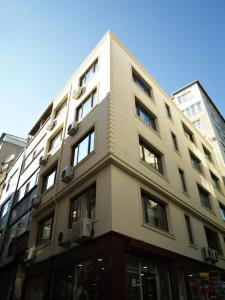 un edificio blanco alto con ventanas en la parte superior en Hasekisultan Suite House, en Estambul