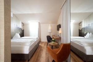 En eller flere senge i et værelse på Hotel-Restaurant Allmer