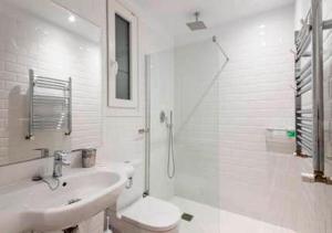 Kúpeľňa v ubytovaní San Sebastián VERY NICE apartment 100m from La Kontxa Beach