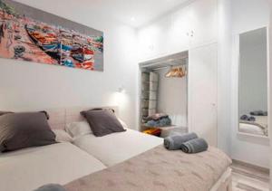 A bed or beds in a room at San Sebastián VERY NICE apartment 100m from La Kontxa Beach