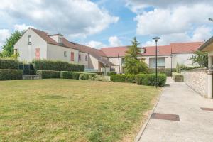 een huis met een gazon ervoor bij Magical Playroom, 10 minutes de Disneyland Paris! in Chessy