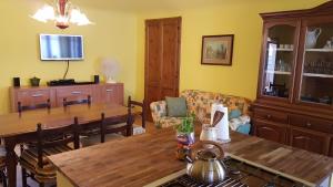 salon ze stołem i kanapą w obiekcie Casa Anna w mieście Crosa