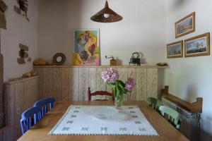 a dining room table with a vase of flowers on it at Casa Rural Caenia Grupos in Traguntia