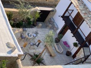 Draufsicht auf eine Terrasse mit Stühlen und einem Tisch in der Unterkunft CASAVERO in Oroklini