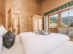 Ένα ή περισσότερα κρεβάτια σε δωμάτιο στο Feriendorf Joggler - Chalets nahe der Gondel