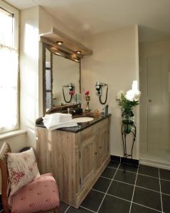 a bathroom with a sink and a mirror at Le Moulin de Mitou in Auriac-du-Périgord