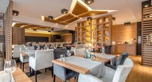 A restaurant or other place to eat at Prywatny Apartament nr 32 w hotelu w Mielenku - 365PAM