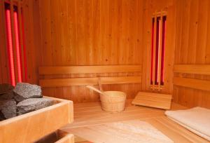 - un sauna avec une baignoire et un panier de rochers dans l'établissement De Kersenbongerd, à Ingen