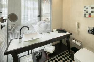 Kylpyhuone majoituspaikassa Quentin Prague Hotel