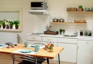 uma cozinha com uma mesa de madeira e um balcão de cozinha em De Kersenbongerd em Ingen