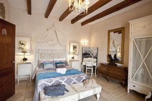 a bedroom with a bed and a dresser and a mirror at Agroturismo Sa Vinya des Convent in Inca