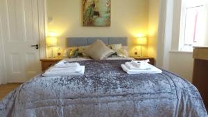 The Rose Luxury Self Catering Accommodation tesisinde bir odada yatak veya yataklar