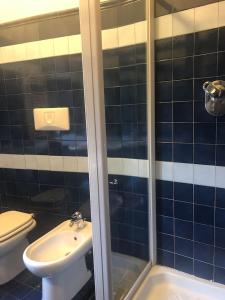 uma casa de banho com um chuveiro, um WC e um lavatório. em Maison Elodie em Narni