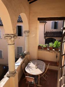 eine Terrasse mit einem Tisch und Stühlen auf dem Balkon in der Unterkunft Maison Elodie in Narni