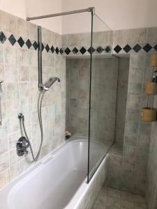 uma casa de banho com banheira e chuveiro em Maison Elodie em Narni