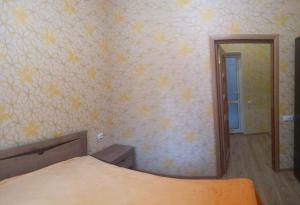ゲレンジークにあるOn Sevastopolskoyのベッドルーム(ベッド1台、鏡付)