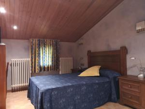 Rúm í herbergi á Hostal Cal Franciscó