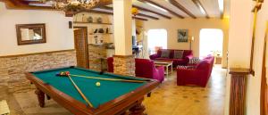 un salon avec une table de billard dans l'établissement El Chalet del Pinar, à Cuenca