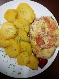 un plato de comida con carne y patatas. en Hotel Best-Zuro, en Ulyanovsk