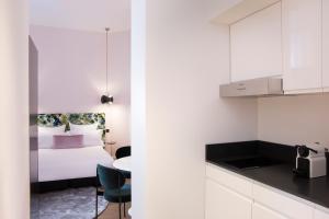 Kuchyň nebo kuchyňský kout v ubytování Hôtel Cardinal Bordeaux Centre