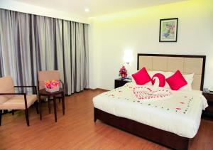 Triguna Clarks Inn Kurnool客房内的一张或多张床位