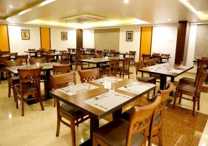 Triguna Clarks Inn Kurnool餐厅或其他用餐的地方