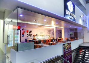 卡努尔Triguna Clarks Inn Kurnool的商店里装有大玻璃窗的商店