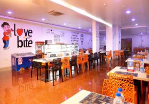 Triguna Clarks Inn Kurnool餐厅或其他用餐的地方