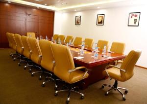 Triguna Clarks Inn Kurnool商务区和/或会议室