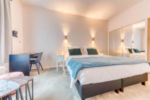 Postel nebo postele na pokoji v ubytování Hôtel Imperi'Ale