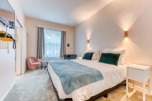Postel nebo postele na pokoji v ubytování Hôtel Imperi'Ale