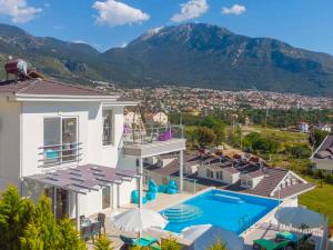 una vista aérea de una casa con piscina en ORKA RESIDENCE VILLA 3, en Ölüdeniz