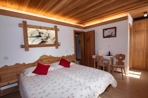Katil atau katil-katil dalam bilik di Hotel de Moiry Supérieur