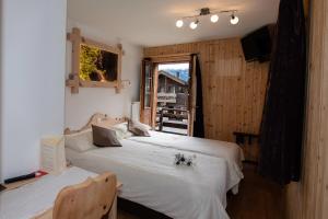 Katil atau katil-katil dalam bilik di Hotel de Moiry Supérieur