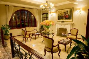 een woonkamer met een tafel en stoelen en een open haard bij El Cabildo Hotel in Arequipa