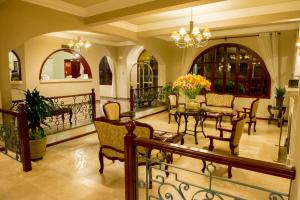 een woonkamer met een tafel en stoelen bij El Cabildo Hotel in Arequipa