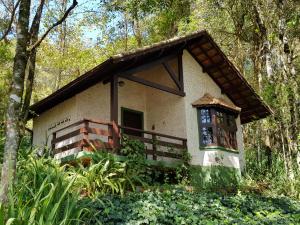 mały dom w środku lasu w obiekcie POUSADA NICO ON THE HILL w mieście Monte Verde