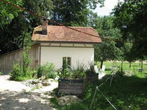 une petite maison dans une cour avec une clôture dans l'établissement 2-Zimmer-Ferienhäuschen am Bodensee, à Güttingen 6 autres photos