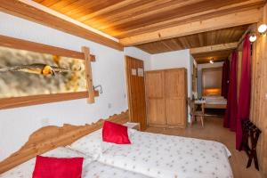 Katil atau katil-katil dalam bilik di Hotel de Moiry Supérieur