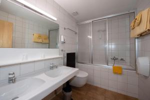 Koupelna v ubytování Hotel de Moiry Supérieur + 37 fotografií