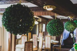 restauracja z kwiatami wiszącymi na suficie w obiekcie Zajazd Pod Lipami w mieście Lipno