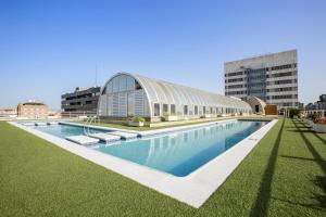 The swimming pool at or close to Pierre & Vacances Apartamentos Edificio Eurobuilding 2