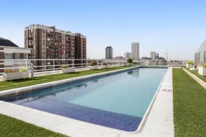 The swimming pool at or close to Pierre & Vacances Apartamentos Edificio Eurobuilding 2