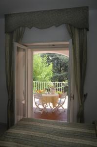 Rõdu või terrass majutusasutuses Hotel Biancamaria