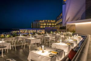 I Resort Beach Hotel & Spa餐厅或其他用餐的地方