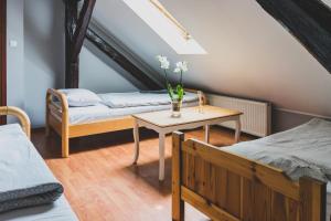 Un pat sau paturi într-o cameră la Zajazd Pod Lipami